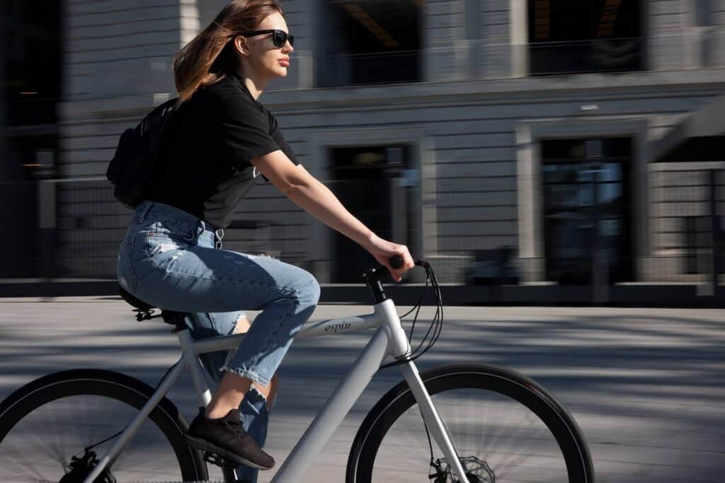 donna in bicicletta in città