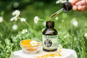 flacone di integratore naturale Cumeca di Dinamys, antinfiammatorio con curcuma, meliloto e camomilla