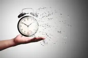 regalare un animale richiede tempo: mano con sveglia che si dissolve