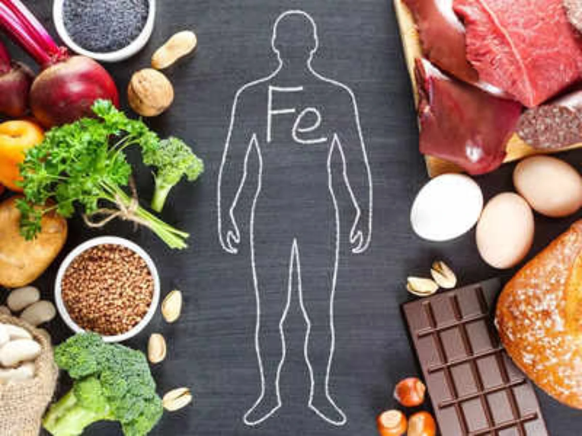 figura di persona con anemia per carenza di ferro, con alimenti buoni sui lati dell'immagine