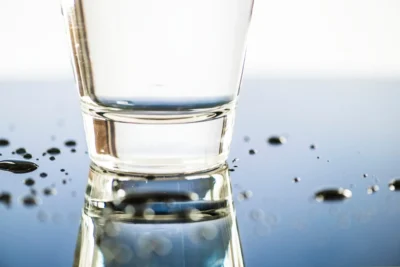 bicchiere d'acqua a simboleggiare una corretta idratazione