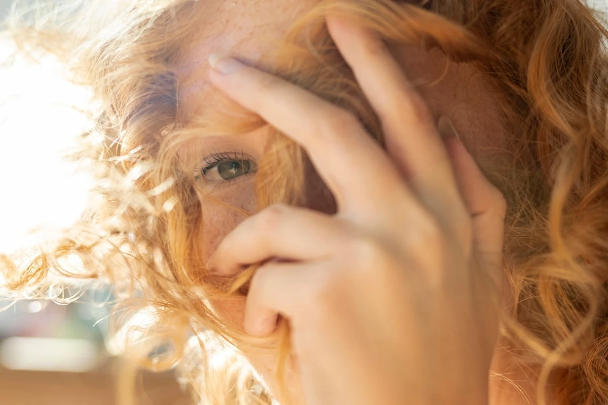 donna con capelli danneggiati dall'esposizione al sole