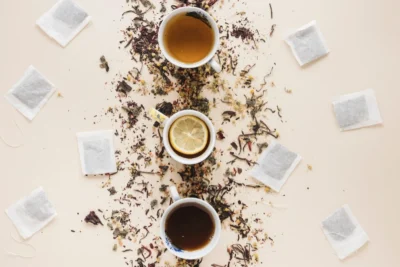 diversi tipi di diuretici naturali: tè, tisane, erbe essiccate e integratori