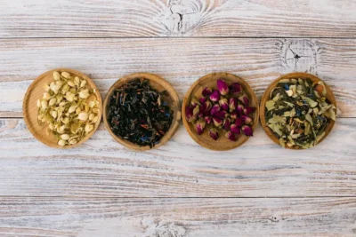 erbe officinali con proprietà antinfiammatorie: camomilla, salice, artiglio del diavolo, boswellia