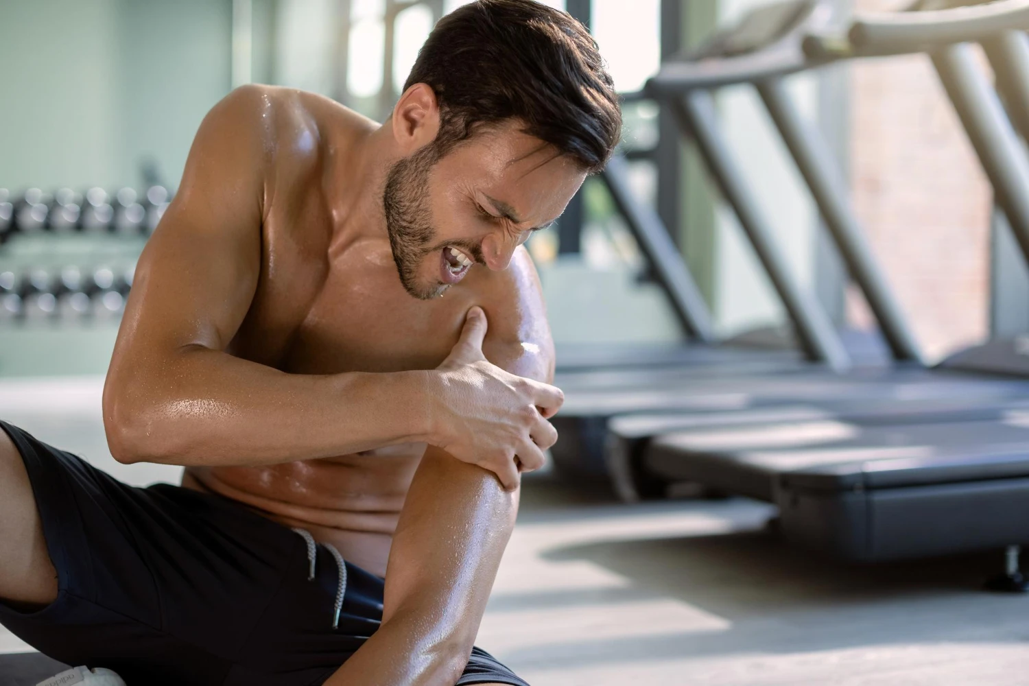 sportivo con lesione delle articolazioni della spalla