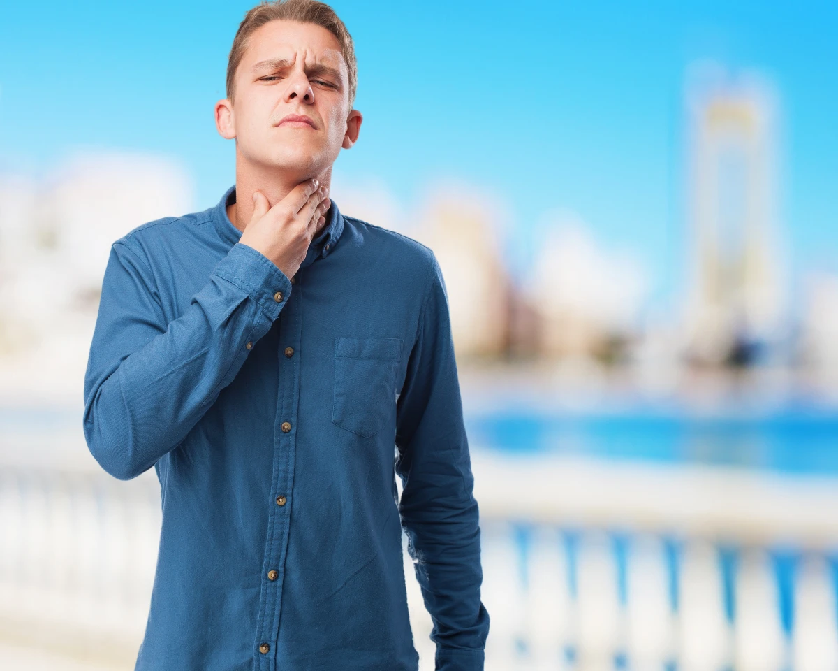 uomo che necessita di rimedi naturali contro il mal di gola stagionale