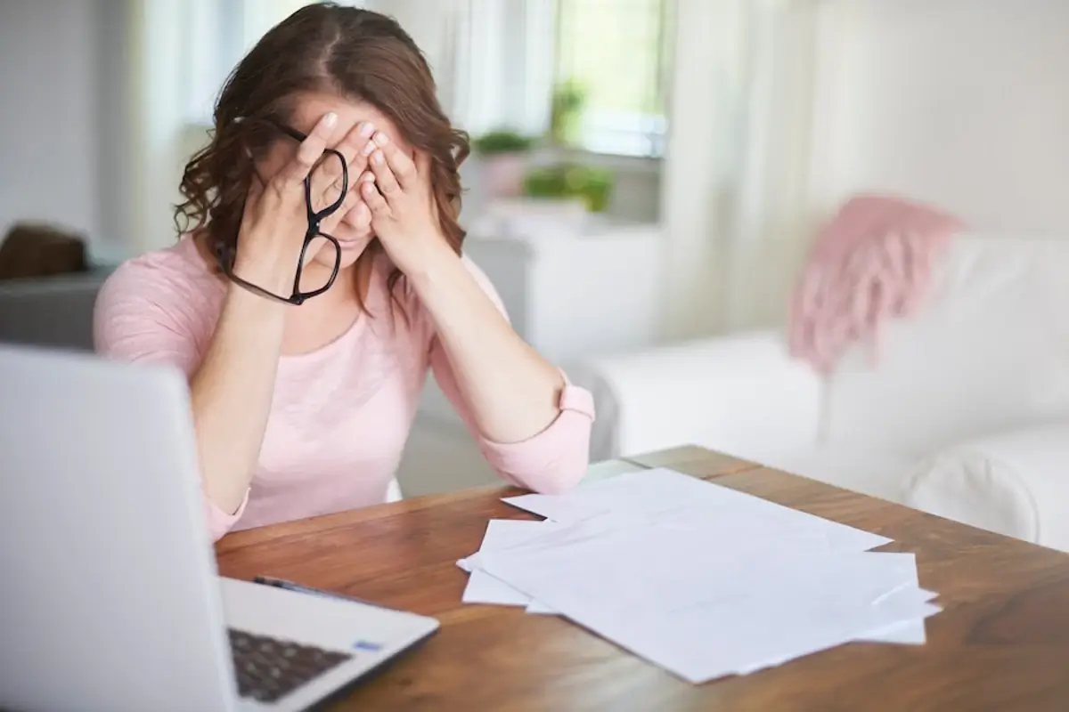 donna stressata davanti al computer