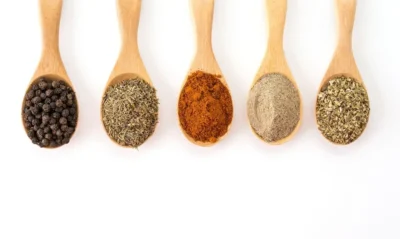 spezie ricche di proprietà officinali: pepe nero, zenzero, curcuma, rosmarino